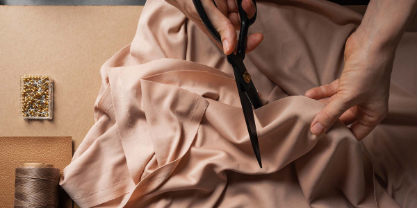 Silkessömnad för nybörjare: 10 knep för att få din maskin att älska detta tyg