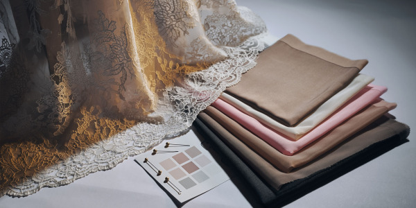 Det perfekta fodret för en spetsklänning: Hur man väljer färg och tyg
